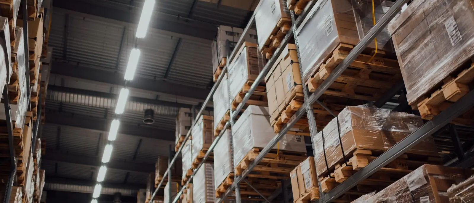 Almacén con inventario organizado en estanterías