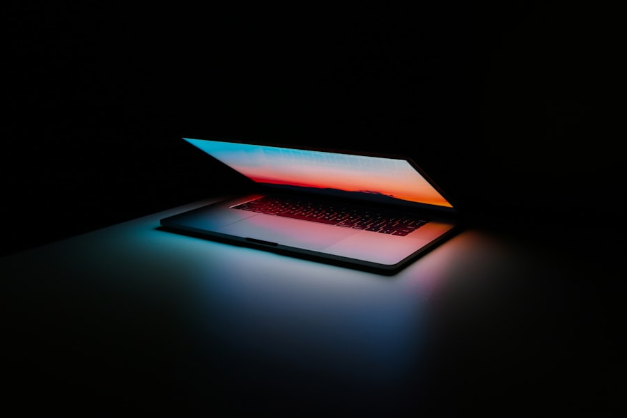 Laptop con entorno de desarrollo en pantalla