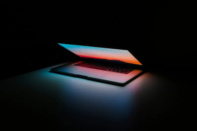 Laptop con entorno de desarrollo en pantalla