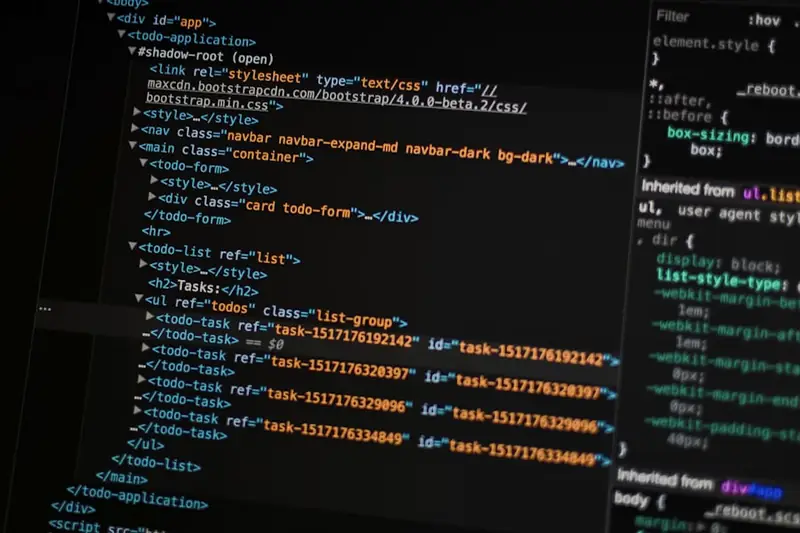 Monitor mostrando código de programación