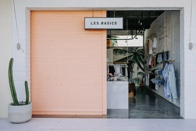 Ropa colgada en una tienda
